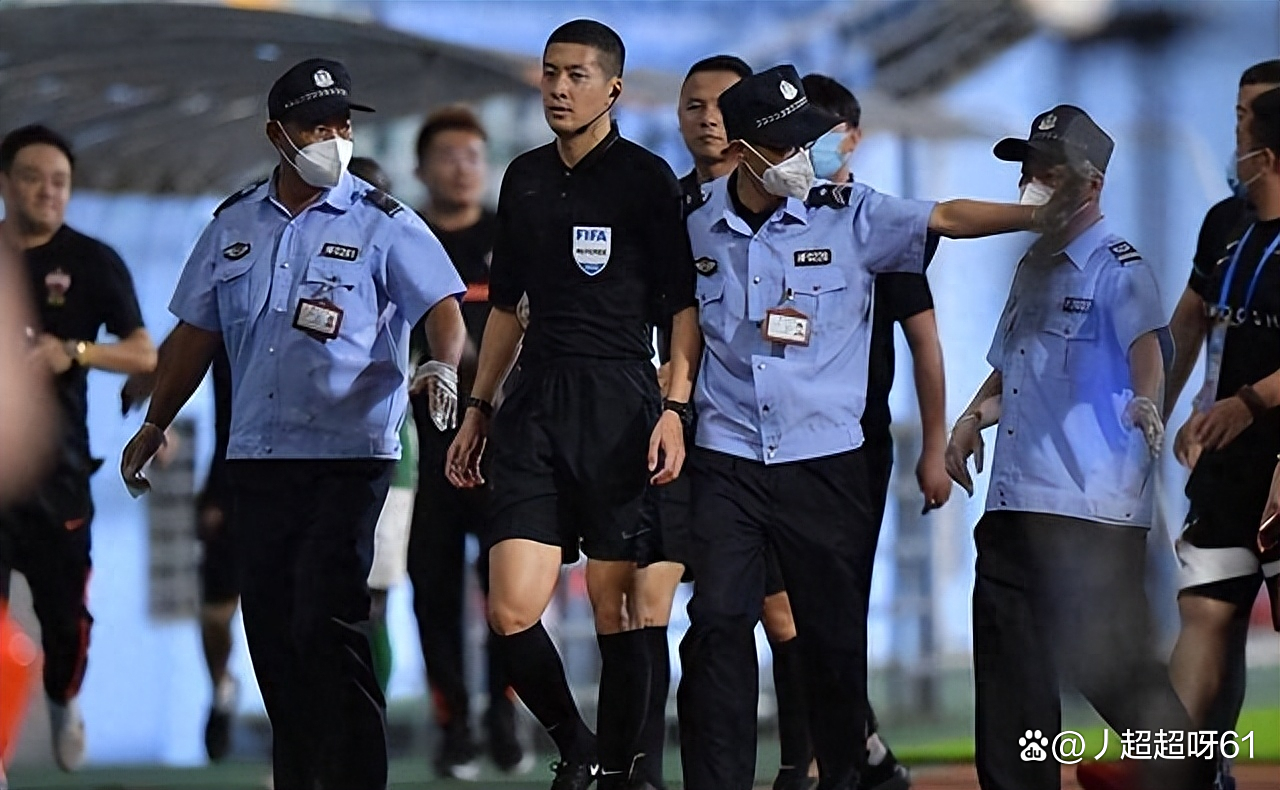 赛后突围战来临，巴塞罗那围绕足总杯调整名单，球迷炸锅，团队化学反应显著(巴塞罗那世界杯主题曲)